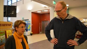 Malin Hollmén och Martin Engberg säger att det har varit oroligt i höst på biblioteket. Malin Hollmén och Martin Engberg, personal vid Söderkulla bibliotek i Sibbo