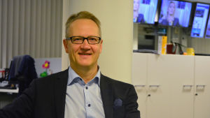 Juha Häkkinen på Österbotten handelskammare poserar i Yle Österbottens nyhetslandskap.