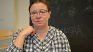 Den som läser mycket har ofta ett gott språk, säger modersmålslärare Heidi Ramstedt. Modersmålslärare Heidi Ramstedt.