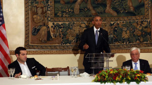 Obama åt middag med premiärminister Alexis Tsipras (till vänster) och president Prokopis Pavlopoulos (th) medan folk protesterade på gatorna utanför Obama åt middag med premiärminister Alexis Tsipras (tv) och president Prokopis Pavlopoulos medan folk protesterade på gatorna utanför