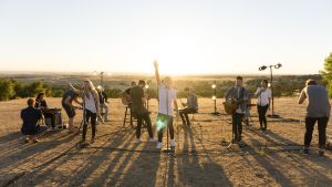 Musik som hobby påverkar vårt psyke positivt. Människor som spelar i ett band.