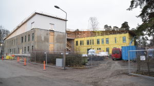 Psykebygget ska stå klart år 2017. Ett två våningar stort hus byggs, ställningar på taket, gul isolering på väggarna.