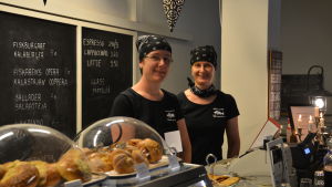 Clara Holmberg-Nordell och Carina Holmberg tycker att det börjar finnas en cafékultur i Dalsbruk men en restaurangkultur saknas. Clara Holmberg-Nordell och Carina Holmberg bakom disken i café Four C.
