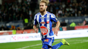 29-årige Akseli Pelvas har varit bra i HJK efter åren i bland annat SJK och Falkenberg. HJK:s anfallare Akseli Pelvas försöker nå en boll mot IFK Mariehamn.