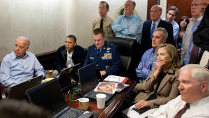 Den 1 maj 2011 meddelade presidenten att USA har genomfört en operation som dödade terroristledaren Usama bin Ladin. Fotot visar ”The Situation Room” där Barack Obama, Hillary Clinton och andra regeringstoppar följer med stormningen av Bin Ladins hus. Vita huset 2.5.2011 får information om Usama bin Ladins död.