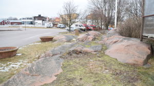 Bygglovet för modulerna lämnas in till Hangö stad den här veckan. I maj ska modulerna stå klara. En plats med stenar och gräs och träd utanför HSF i Hangö där det ska finnas moduler med toaletter och dusch för gästbåtafolket.