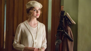 Live by Nights Elle Fanning går i storasyster Dakotas fotspår. elle fanning poserar i 1920-tasldress.