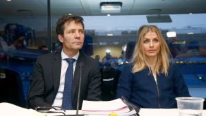 Therese Johaug med sin advokat inför Cas. Therese Johaugs advokat Christian B. Hjort försvarar den norska skidstjärnan.