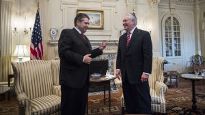 USA:s nya utrikesminister Rex Tillerson (th) träffade sin tyske kollega Sigmar Gabriel under sin första dag på utrikesministeriet USA:s nya utrikesminister Rex Tillerson (th) träffade sin tyske kollega Sigmar Gabriel under sin första dag på utrikesministeriet