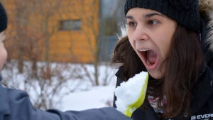 Mamma får smaka på snökakan. Hugo förstod inte till en början varför mamma också måste sköta lillasyster så ofta, men nu har han börjat vänja sig vid den nya vardagen. Amanda Eshan med sonen Hugo.