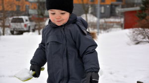 Då Hugo kom till världen i Borgå fick Amanda föda på svenska. Det lyckades inte i Hyvinge, men hon var förberedd på det. Amanda Eshan son Hugo.