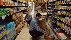 Alla vuxna har fått praktikplatser. Ahmed Shenshari och Abedalelaah Mohbani fick praktikplats i Kimito där de jobbar i en av de stora mataffärerna. Två män radar in produkter i butikshyllor.