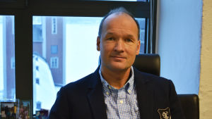 Jan Saarela forskar i flyttningsrörelser mellan Finland och Sverige. man framför fönster