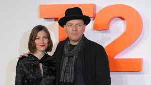 Kelly MacDonald och Ewan McGregor inför premiären av "T2" i januari 2017. British actor Ewan McGregor (R) poses with British actress Kelly Macdonald (L) on the red carpet arriving to attend the world premiere of the film T2 Trainspotting in Edinburgh on January 22, 2017.