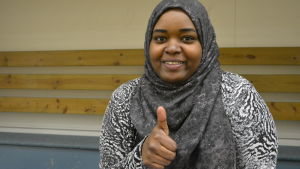 Sarah Ali Amin är en av de ensamkommande flyktingbarnen från Somalia kvinna ler och håller tummen upp