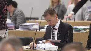 Sannfinländaren Mika Niikko motsätter sig homoäktenskap med religiösa argument. Sannfinländaren Mika Niikko motsätter sig homoäktenskap av religiösa orsaker.