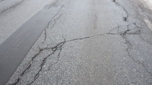 Strandvägen är Korsnäs livlina, tyvärr är vägen här i dåligt skick och skulle behöva helt ny beläggning. En asfalterad väg med skador i beläggningen.