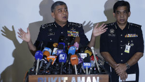 Rikspolischefen Khalid Abu Bakar vill ha tag på två nordkoreaner som gömmer sig på Nordkoreas ambassad i Kuala Lumpur Malaysias rikspolischef Khalid Abu Bakar säger att de gripna, misstänkta kvinnorna var väl medvetna om att de handskades med ett gift