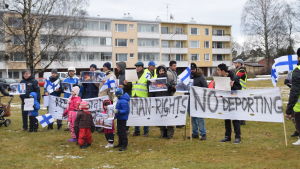 Asylsökande i Hangö under en demonstration mot den finländska asylpolitiken 2017. Asylsökande demonstrerar i en park i Hangö.