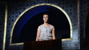 Markus Lytts har stått på Wasa Teaters scen i många olika pjäser. Aladdin spelas av Markus Lytts, här på en balkong på scenen.