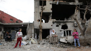 En kurdisk familj utanför sitt förstörda hus i Cizre, Sirnak 3.3.2016 efter strider mellan turkiska specialstyrkor och PKK-gerillan. En kurdisk familj utanför sitt förstörda hus i Cizre, Sirnak 3.3.2016 efter strider mellan turkiska specialstyrkor och PKK-gerillan.