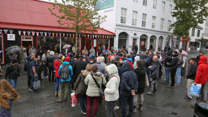 Utländska turister lyssnar på en turistguide i Reykjavik i september 2015.