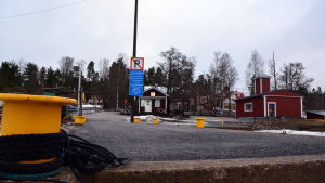 Utsikt mot strandområdet från förbindelsebåtsbryggan. Strandområdet i Gumbostrand i Sibbo.