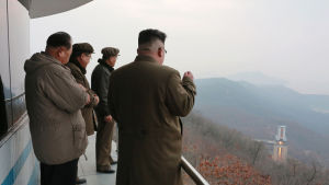 Kim Jong-Un har själv varit närvarande vid de flesta missil- och raketmotortest som nordkoreanerna har utfört i år Nordkoreas ledare Kim Jong-Un (till höger) bevittnade själv raketmotoprovet i rymdcentret Sohae på lördagen