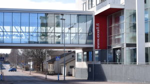 På sikt ska Axxells alla utbildningar finnas i Karis. ingång till skolbyggnad