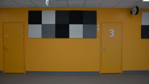 Starka färger möter patienterna i den nya sjukhusbyggnaden. Starka färger möter patienterna i den nya sjukhusbyggnaden.