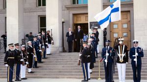 Mötet mellan ministrarna ägde rum på USA:s försvarsministerium Pentagon. James Mattis och Jussi Niinistö i USA.