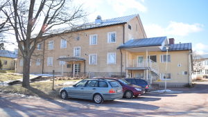 Internatet på Stabsgatan i Karis. Ett rätt så stort gult hus där elever i Axxell i Karis bor på internat.