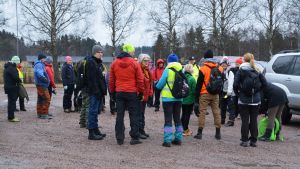 Det gråa vädret stoppade inte de frivilliga från att ta sig ut i terrängen. Frivilliga som ska leta efter Harry Karjalainen samlas p en parkeringsplats.