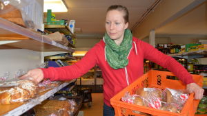 Sonja Sundqvist har ett stort sortiment, men bara få produkter av varje sort. På det sättet minskar svinnet. kvinna radar bakverk i butikshylla