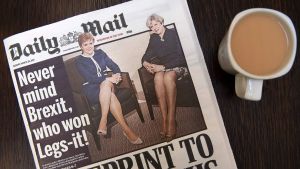 Skottlands förstaminister Nicola Sturgeon och Storbritanniens premiärminister Theresa May visar upp sina ben (legsit) vilket ses som intressantare än brexit (Storbritannien lämnar EU). Skottlands förstaminister Nicola Sturgeon och Storbritanniens premiärminister Theresa May.