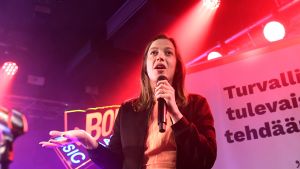 Ingen förändring i det politiska innehållet trots nytt färgval, säger Li Andersson. Vänsterförbundets ordförande Li Andersson talar på partiets valvaka på restaurang LeBonk i Helsingfors.