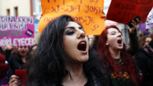 Protester i Istanbul efter resultatet i folkomröstningen. Kvinna protesterar mot resultatet i folkomröstningen i Turkiet. Bilden tagen den 17 april.