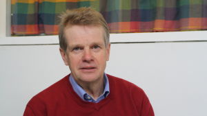 I Närpes har de inte sett något minskat intresse för språk, säger Göran Småros. Göran Småros.