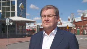 Jan Hanses, vd på Viking Line Man står utanför Viking Lines kontor i Åbo