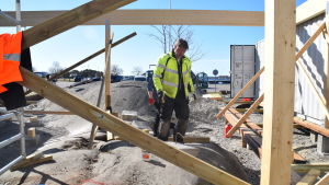 Rolf Fyhrqvist är ansvarig byggmästare och går här på det område som ska bli uteservering mellan modulerna på bottenplan. Rolf Fyhrqvist på bygget där gästhamnsservicen ska vara i Hangö.