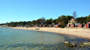 Oljebommar placerades ut bland annat vid Gunnarsstrand som ligger nära Västra hamnen. En badstrand men strandbodar.