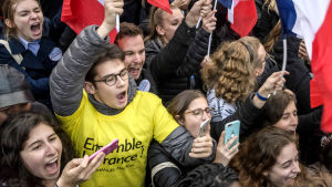 Jublande anhängare efter segern. Emmanuel Macrons supportrar jublar.