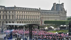 Folk samlades vid Louvren efter presidentvalet  i Frankrike.