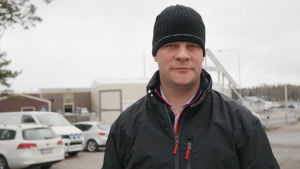 Wilhelm Liljeqvist är vice vd på Salmonfarm. Wilhelm Liljeqvist framför familjens fiskfabrik i Kasnäs