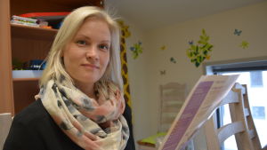 Lena Ek är socialarbetare vid skyddshemmet i Vasa. Hon säger att de män som söker sig till skyddshemmet kommer från varierande familjeförhållanden. lena ek