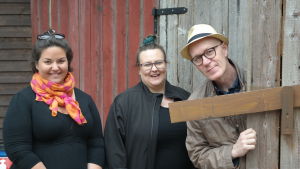 Trion bakom årets pjäs "Vem tar vem?" på Teaterboulage i Pargas; regissören och manusförfattaren Daniela Franzell (längst t.v.), producenten Ida Ridberg och konstnärliga ledaren Riddo Ridberg. Teaterboulages Daniela Franzell, Ida Ridberg och Riddo Ridberg posserar framför en trävägg