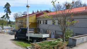 Den förstorade bäddavdelningen (hälsocentralssjukhuset) kommer att finnas på andra våningen och rådgivningen samt arkivet i nedre våningen. Kimito hälsostation utifrån.