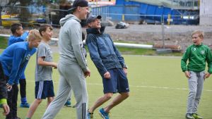 Det är roligt med fotboll. Richard och Fredrik Jensen spelar fotboll med Vårberga skolas elever.