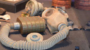En skyddsmask på utställningen på Hangö frontmuseum. En sovjetisk gasmask på Hangö frontmuseum.