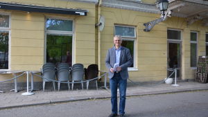 Tony Jäntti vid Bassihuset Tony Jäntti står vid Bassihuset i Åbo. Balkong och utemöbler bakom honom